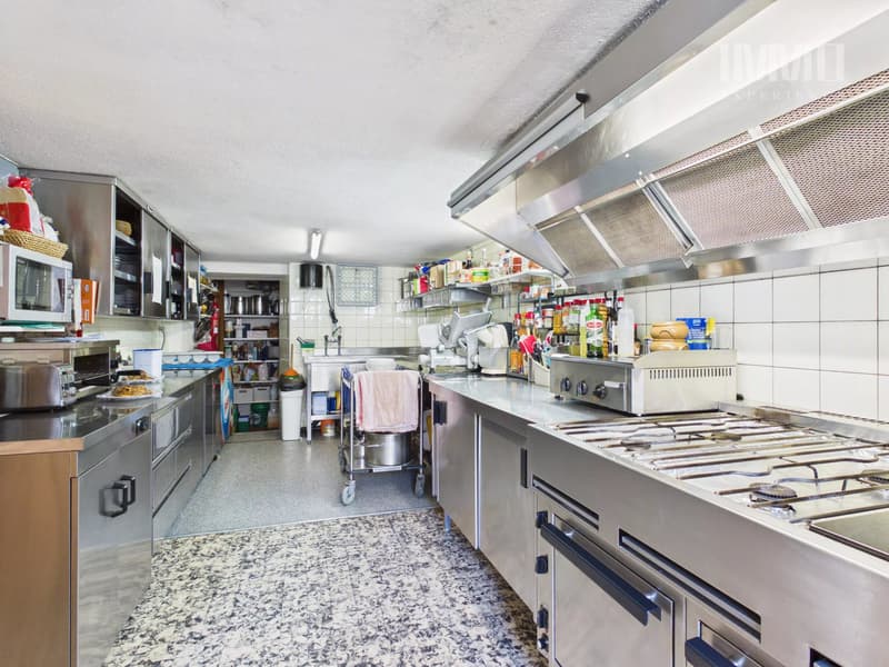 Immeuble Café-Restaurant Le Central et appartement (8)