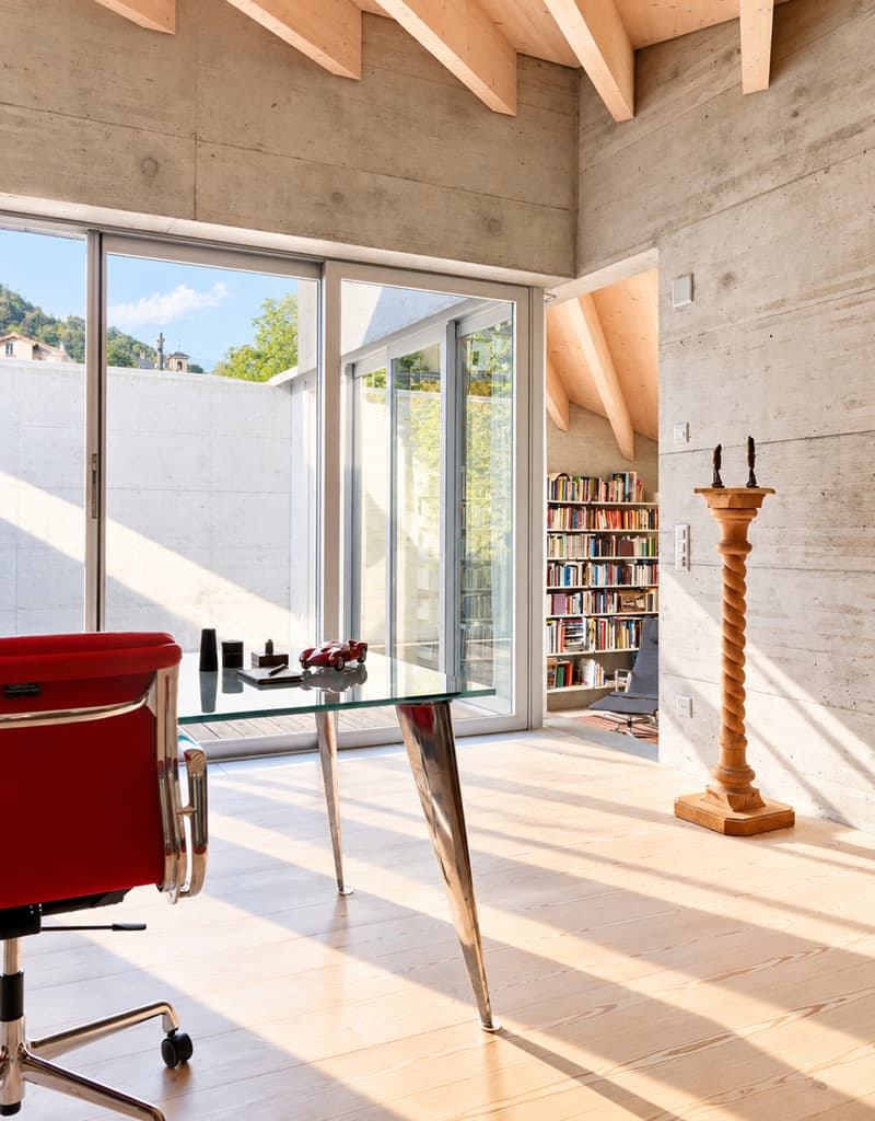 Helles Atelier mit Arbeitsbereich | Atelier luminoso con zona studio