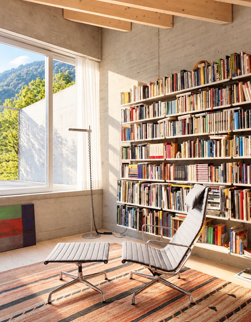 Bibliothek mit gemütlichem Leseplatz | Biblioteca con accogliente angolo lettura