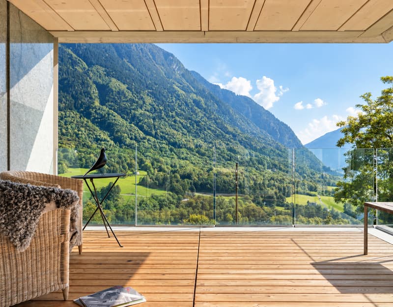 Terrasse mit Panoramablick ins Bleniotal | Terrazza con vista panoramica sulla Valle di Blenio