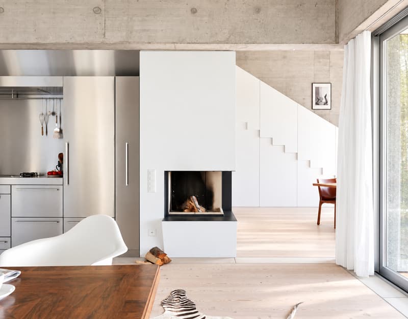 Cheminée und klare architektonische Linien | Camino e linee architettoniche essenziali