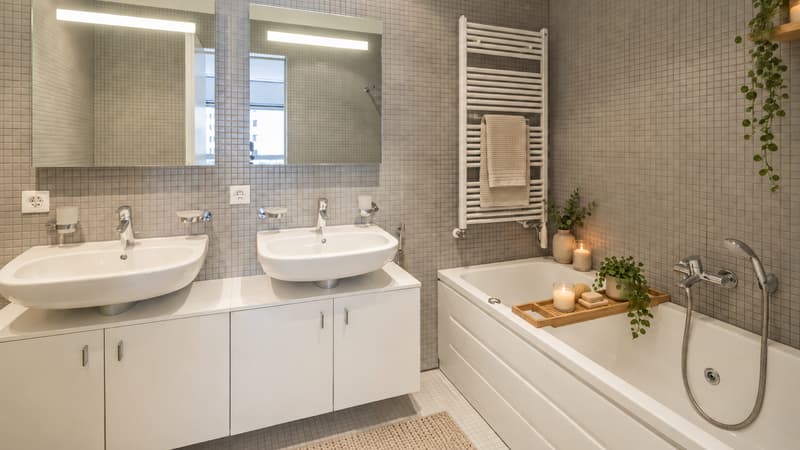 Bagno con vasca e doppio lavabo  visualizzazione | Badezimmer mit Badewanne und Doppellavabo  Visualisierung