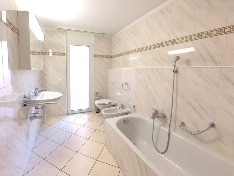 Helle 4.5-Zimmer-Wohnung mit 3 Balkonen, seenah in Locarno (11)