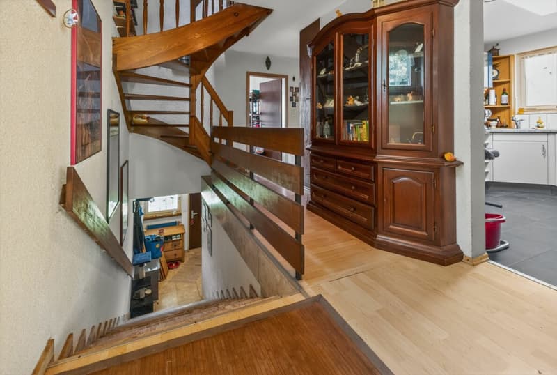 Semi-detached house with unobstructable view, spacious balcony, elevated location, and plenty of privacy (20)