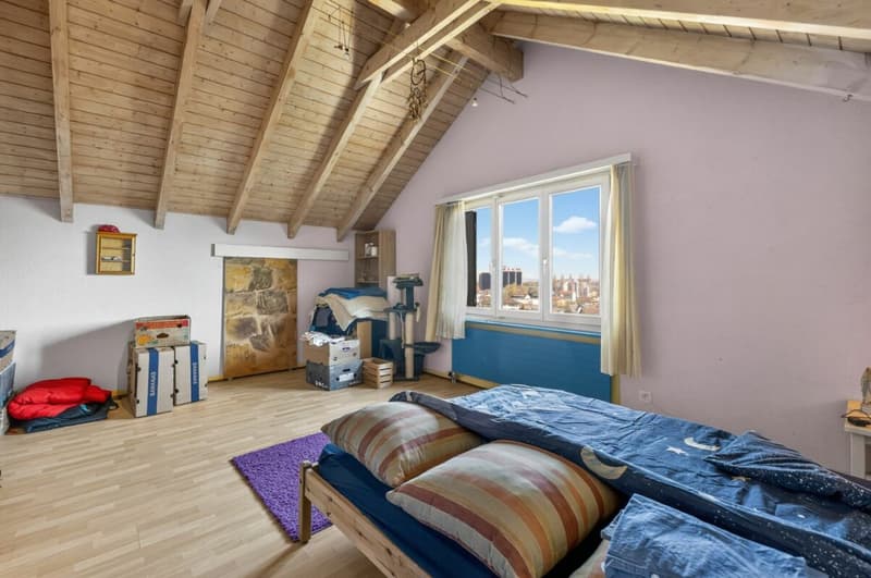 Semi-detached house with unobstructable view, spacious balcony, elevated location, and plenty of privacy (8)