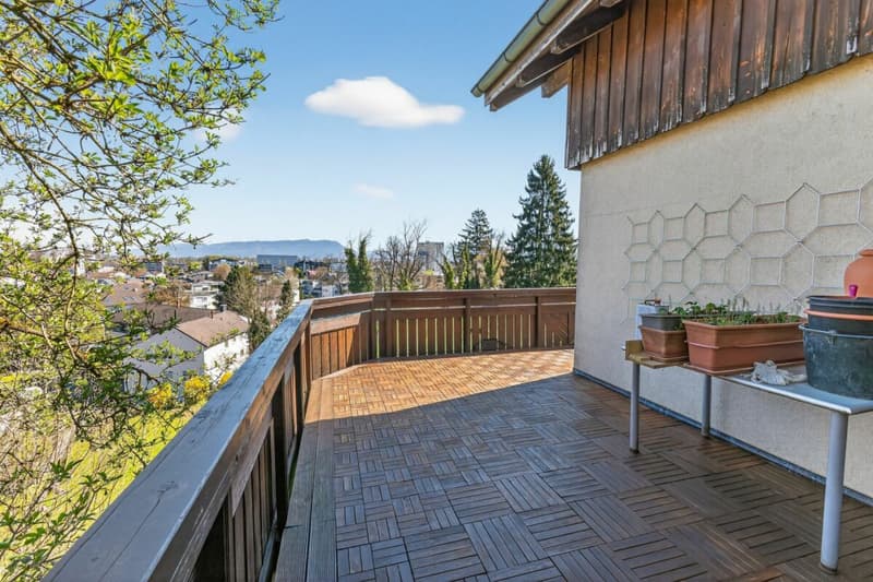 Semi-detached house with unobstructable view, spacious balcony, elevated location, and plenty of privacy (25)