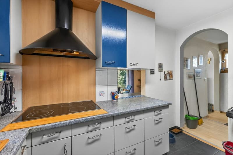 Semi-detached house with unobstructable view, spacious balcony, elevated location, and plenty of privacy (16)