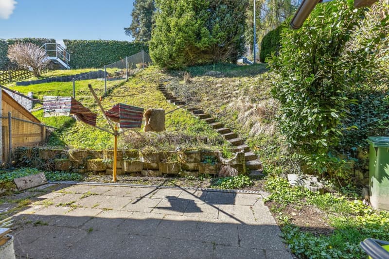 Semi-detached house with unobstructable view, spacious balcony, elevated location, and plenty of privacy (27)