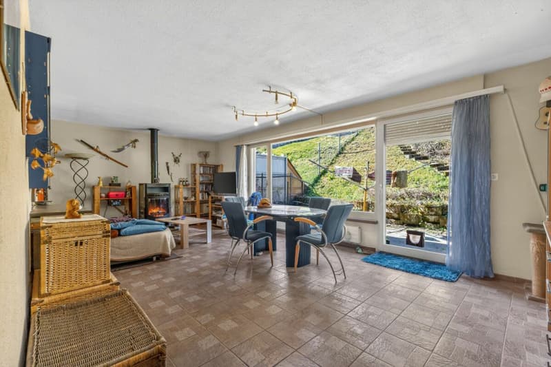 Semi-detached house with unobstructable view, spacious balcony, elevated location, and plenty of privacy (11)