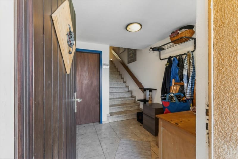 Semi-detached house with unobstructable view, spacious balcony, elevated location, and plenty of privacy (21)