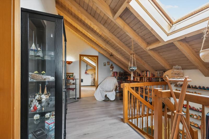 Semi-detached house with unobstructable view, spacious balcony, elevated location, and plenty of privacy (9)