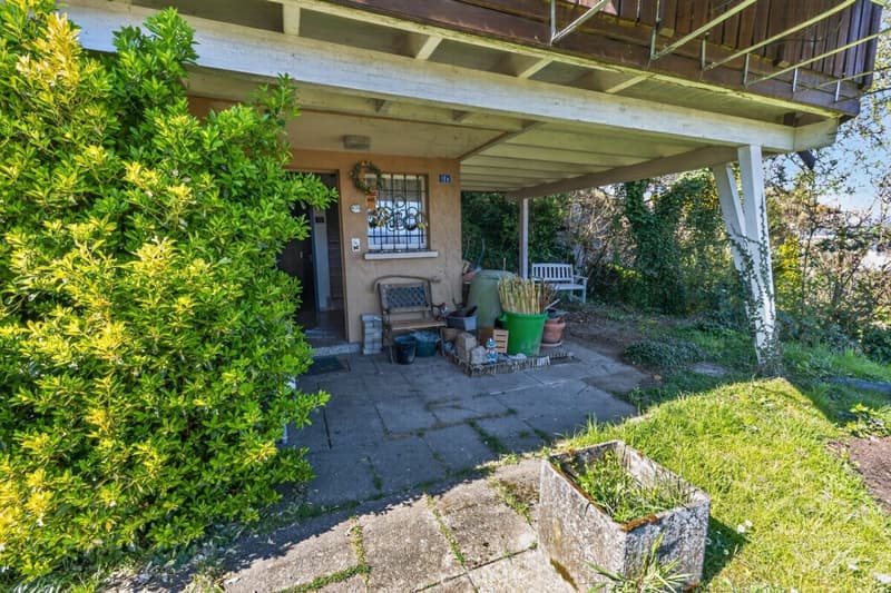 Semi-detached house with unobstructable view, spacious balcony, elevated location, and plenty of privacy (29)