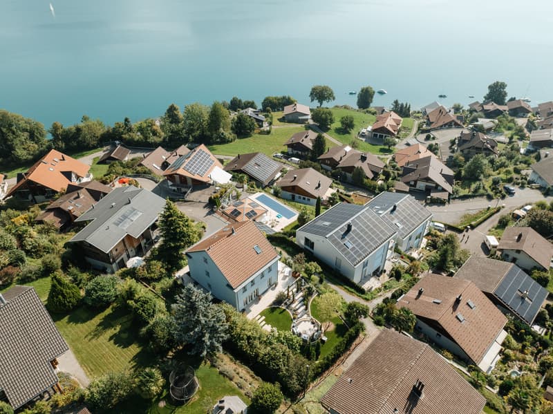Exklusives Einfamilienhaus über dem Thunersee: Licht. Raum. Aussicht. (7)