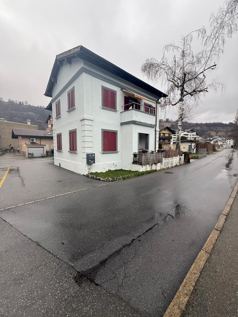 Single family house, white walls, red shutters, black roof, balcony