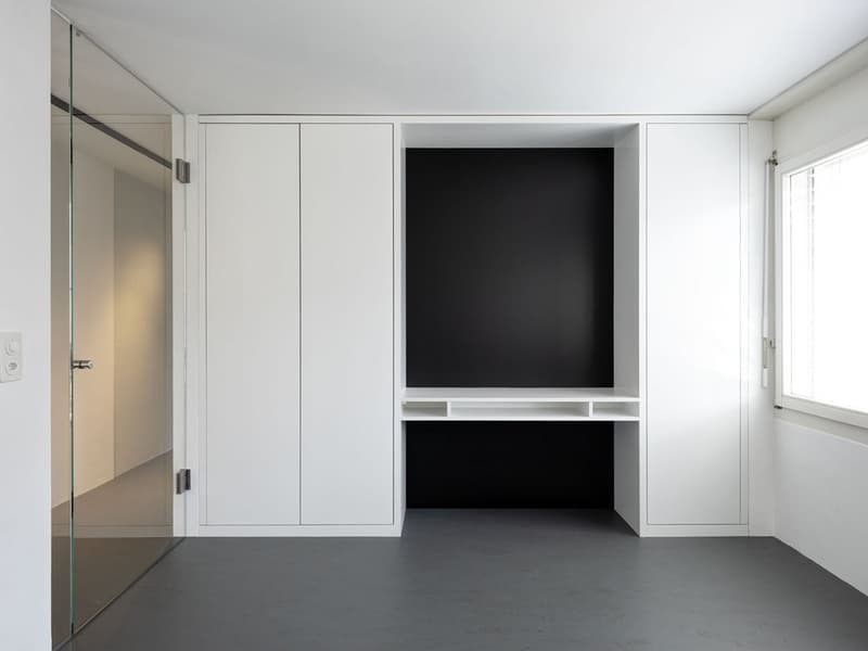 Schlafzimmer mit Einbauschrank und Arbeitsbereich