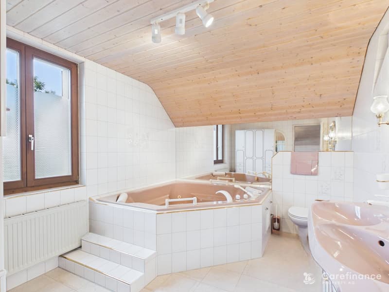 Charmantes 8-Zimmer-Zweifamilienhaus mit Gartenparadies und vielseitigen Nutzungsmöglichkeiten (7)