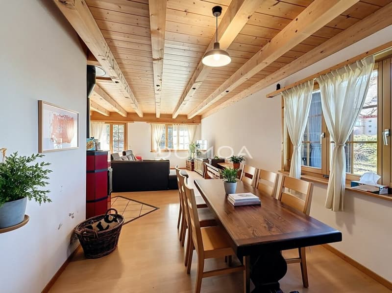 Authentique chalet avec vue dégagée et grand terrain (8)