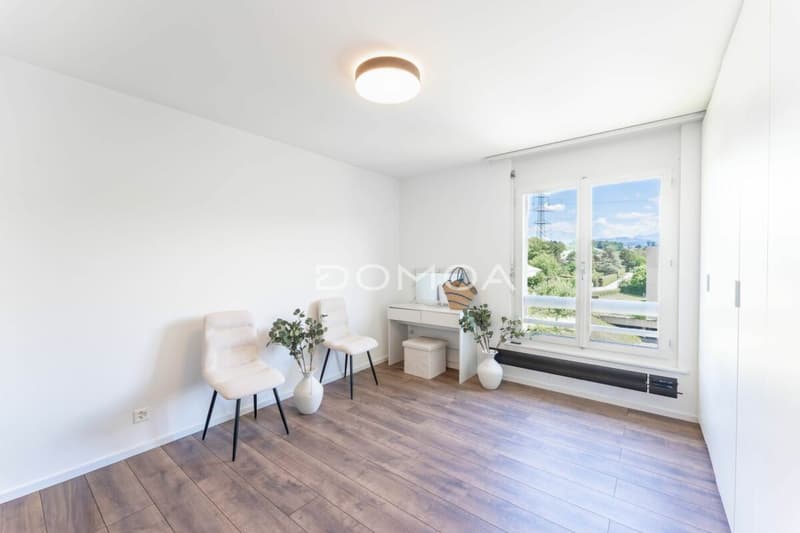 Attique 4,5 pièces rénové avec grande terrasse - Luminosité, cachet et confort ! (8)