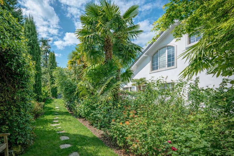Villa familiale d'exception avec piscine et jardin enchanteur (2)