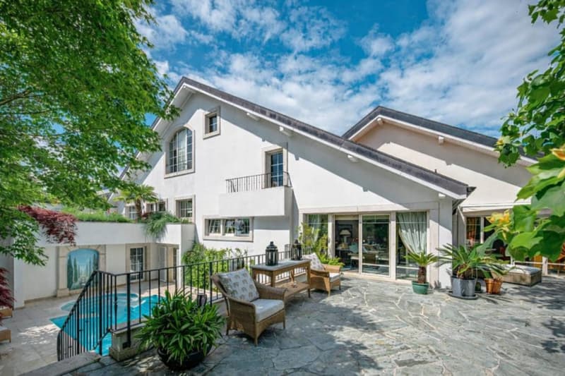 Villa familiale d'exception avec piscine et jardin enchanteur (3)