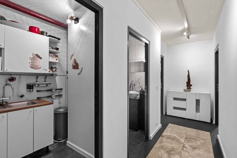 Bureau idéalement situé : 98 m² avec place de parc incluse (9)