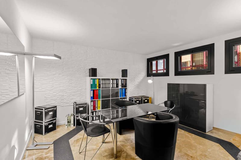Bureau idéalement situé : 98 m² avec place de parc incluse (6)