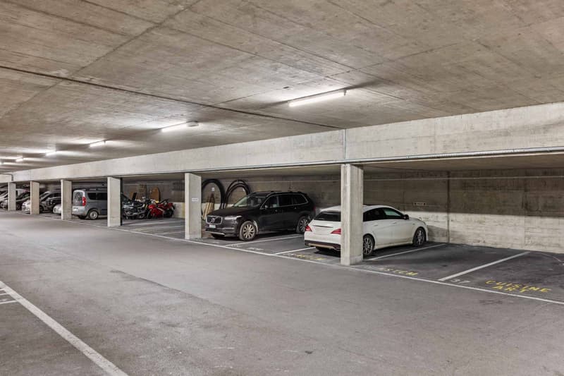 Bureau idéalement situé : 98 m² avec place de parc incluse (10)