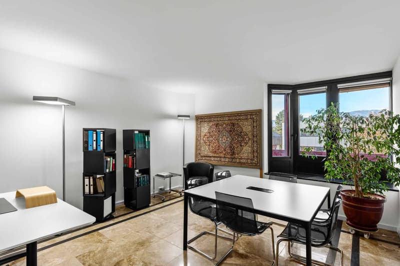 Bureau idéalement situé : 98 m² avec place de parc incluse (4)