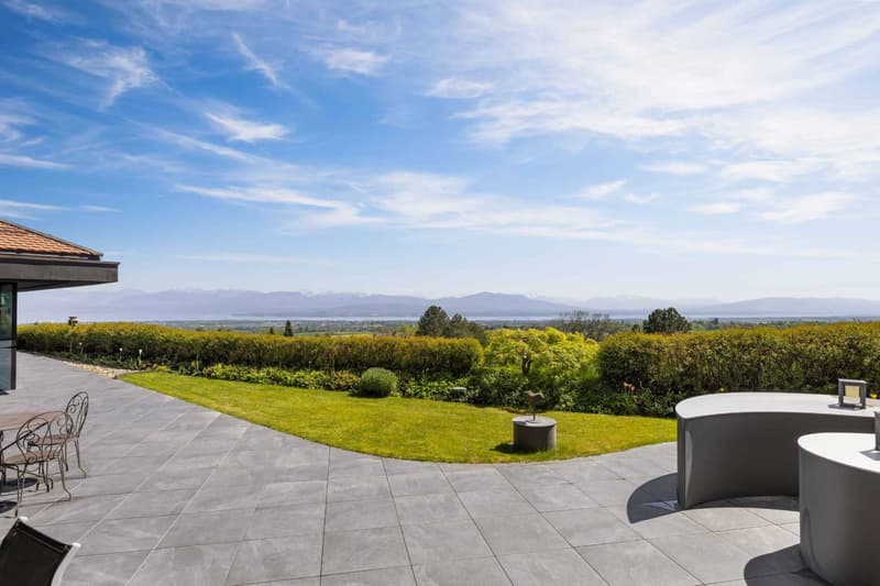 Propriété d'exception avec piscine intérieure et vue sur le lac Léman (7)