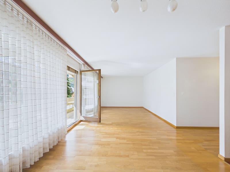 Helle und grosszügige 4.5-Zimmer-Wohnung mit Balkon im Herzen von Visp (3)