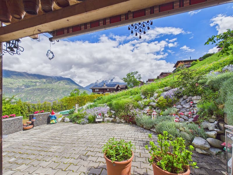 Charmantes Chalet mit Bauland und grosser Sommer-Loggia in Ergisch (2)