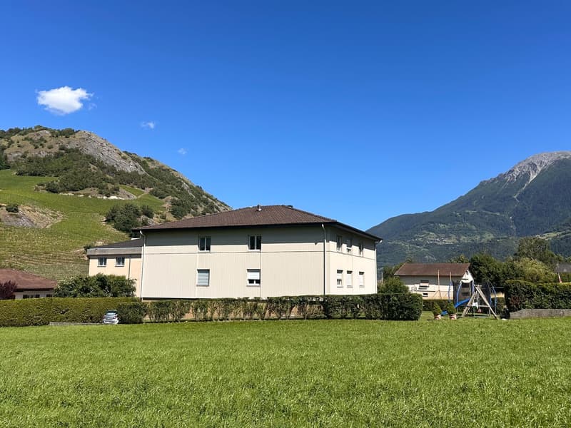 Familienfreundliche 4.5-Zimmer-Wohnung mit Balkon und traumhafter Aussicht in Susten (1)