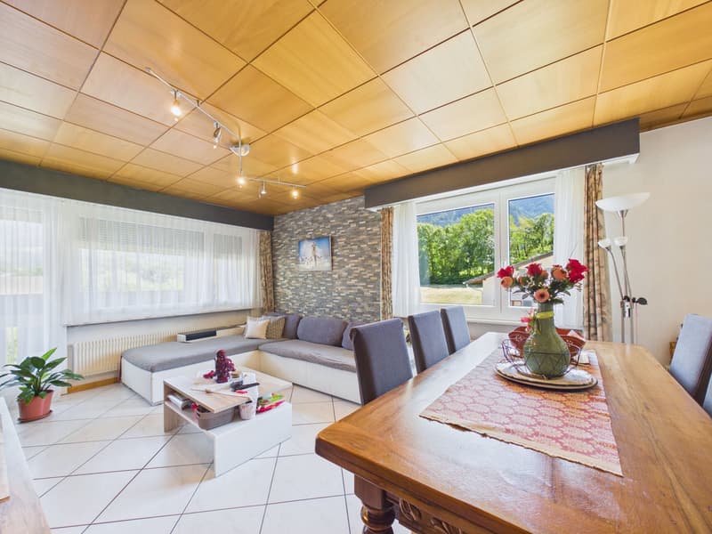 Familienfreundliche 4.5-Zimmer-Wohnung mit Balkon und traumhafter Aussicht in Susten (2)