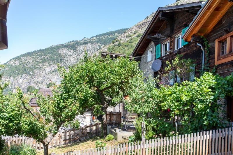 3.5-Zimmer-Wohnung in Hohtenn – Historischer Charme mit eigenem Garten (1)