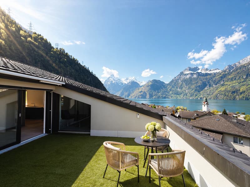 Exklusive Lage mit Berg und Seeblick in Sisikon (1)