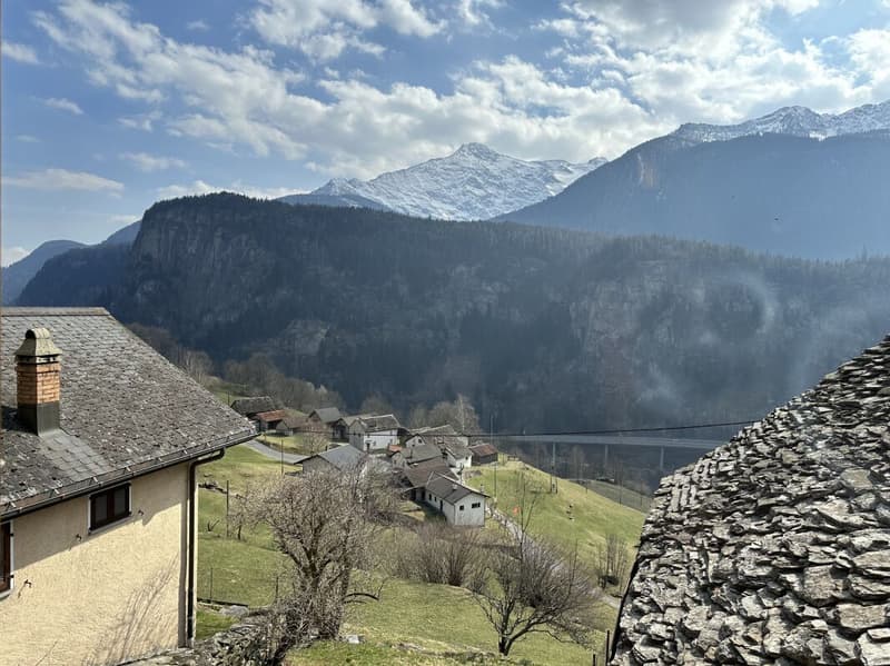 Charmant village de montagne rustique avec vue panoramique sur la vallée de Levantina (7)