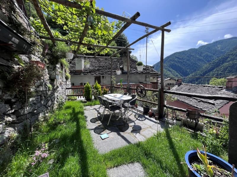 Renovated 3 ½ room apartment, in the historic core, with building land, with pergola (5)