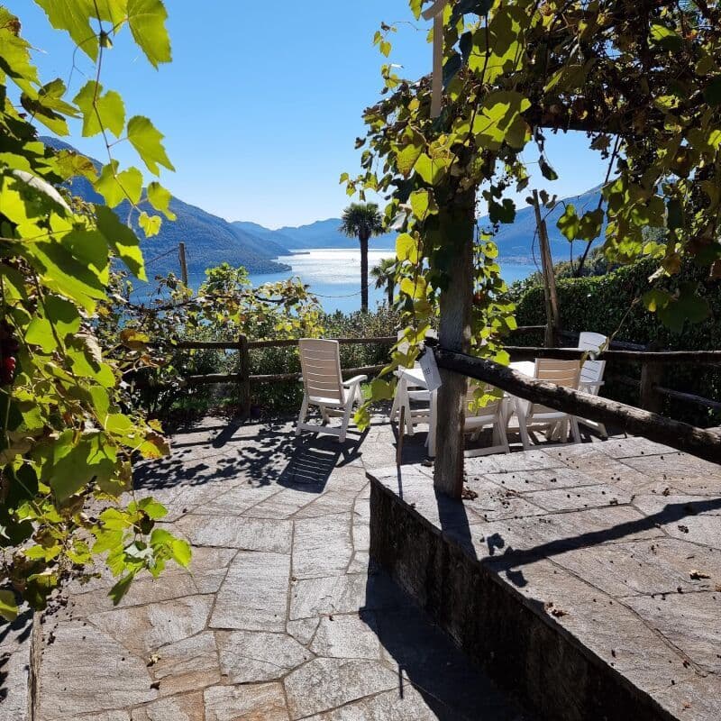 Large studio apartment, with terrace, 1 parking space and beautiful lake view (2)