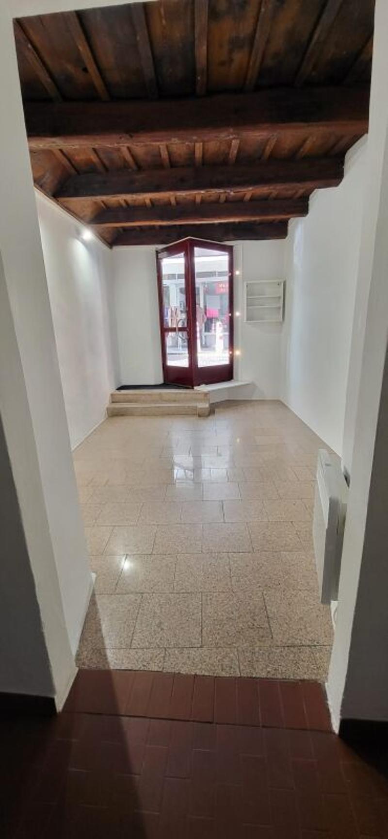 Business in the heart of the old town, with an area of 25 m2 (4)