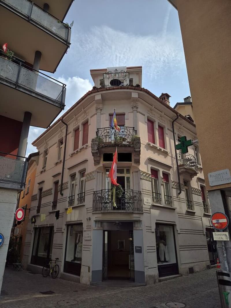 Business in the heart of the old town, with an area of 25 m2 (2)