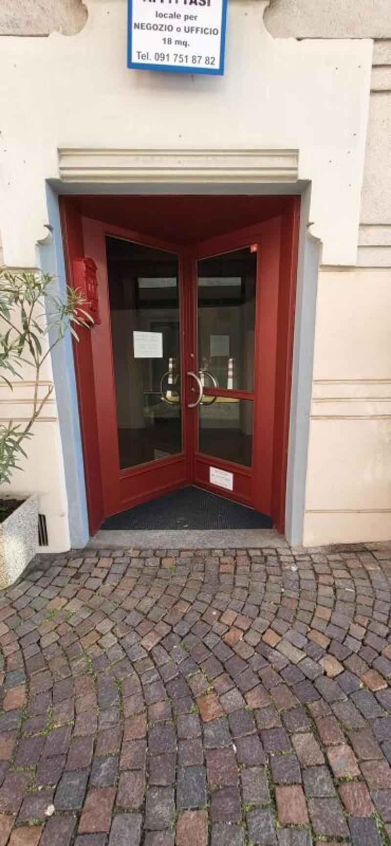 Business in the heart of the old town, with an area of 25 m2 (3)