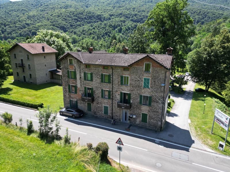 2 case plurifamiliari, 2 ristoranti, 1 piscina e ca. 25'100 m2 di terreno immersi nel verde (3)