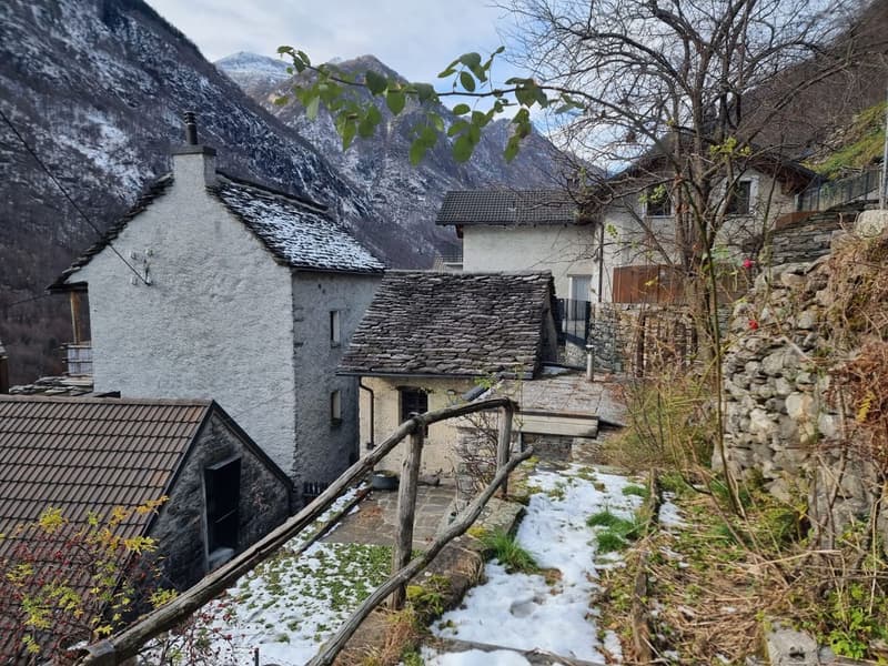 Rustique et authentique, au-dessus du Pont Romain Une petite maison charmante dans la vallée de Verzasca (7)
