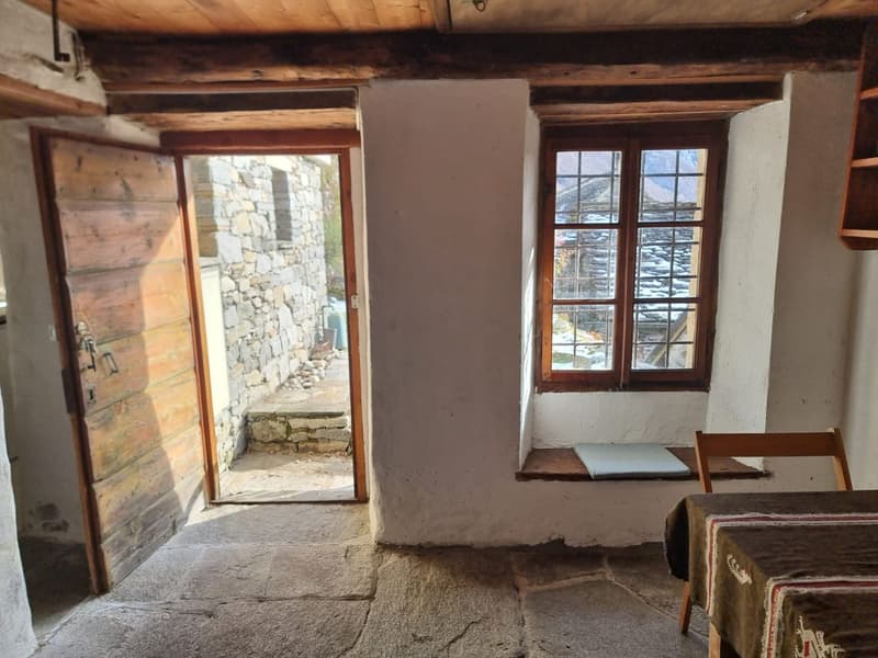 Rustique et authentique, au-dessus du Pont Romain Une petite maison charmante dans la vallée de Verzasca (2)