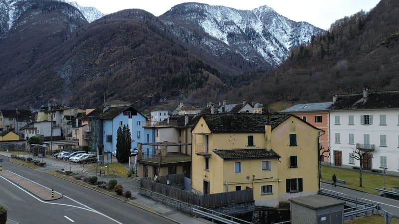 Maison multifamiliale rénovée avec 3 appartements au centre de Cevio (2)