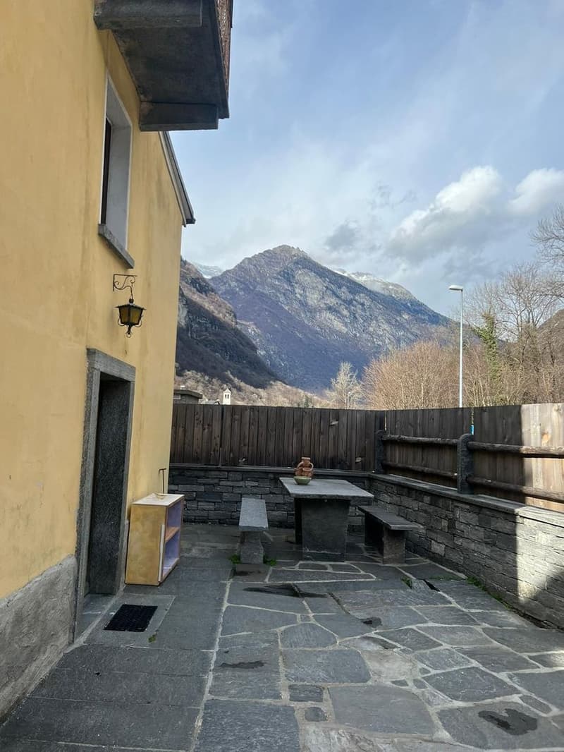 Maison multifamiliale rénovée avec 3 appartements au centre de Cevio (13)