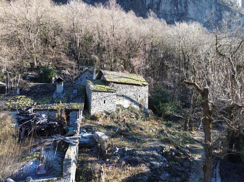 Rustico Ticinese con Vista sulla Valle Maggia – Un Rifugio Autentico da Trasformare nel Tuo Sogno (5)