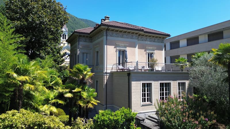 Grosszügige Wohnung in historischer Villa mit Terrasse und Balkon (8)