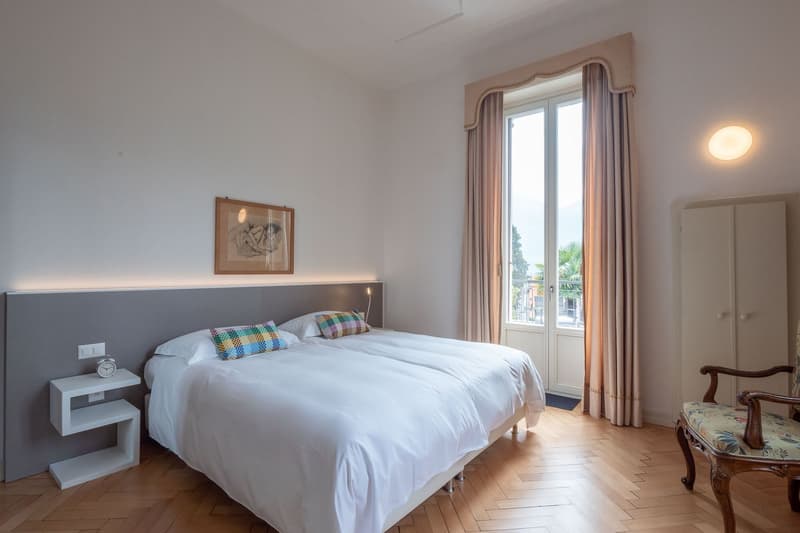 Grosszügige Wohnung in historischer Villa mit Terrasse und Balkon (3)