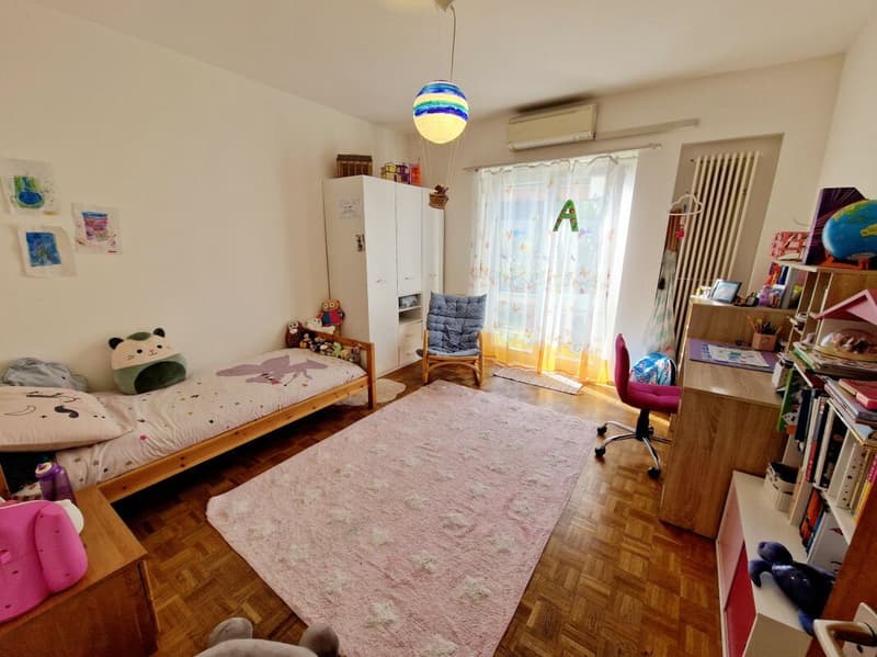5,5-Zimmer-Wohnung 1. Stock, mit überdachtem Parkplatz und Terrasse In einer Zweifamilienhaus (2)